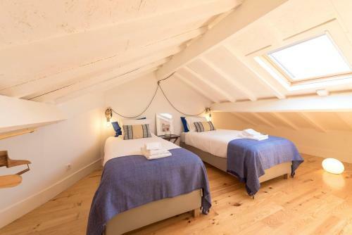 Lovelystay - Top Floor Balcony Apartment