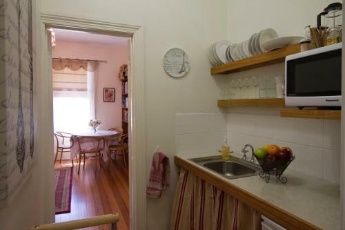 Bed & Breakfast At Eleven - La Petite Maison