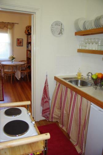 Bed & Breakfast At Eleven - La Petite Maison
