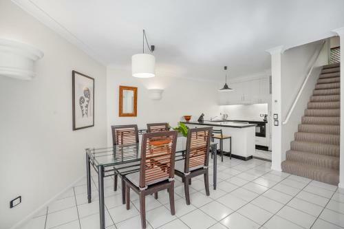 Belle Escapes - Poolside Apartment Alamanda Beachfront Resort "77"