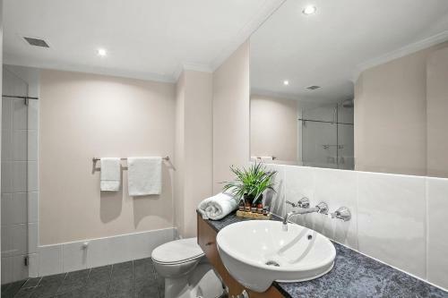 Belle Escapes - Poolside Apartment Alamanda Beachfront Resort "77"