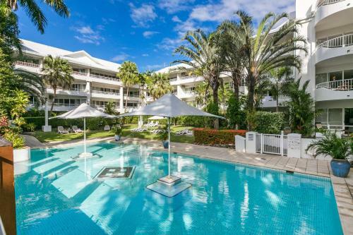 Belle Escapes - Poolside Apartment Alamanda Beachfront Resort "77"
