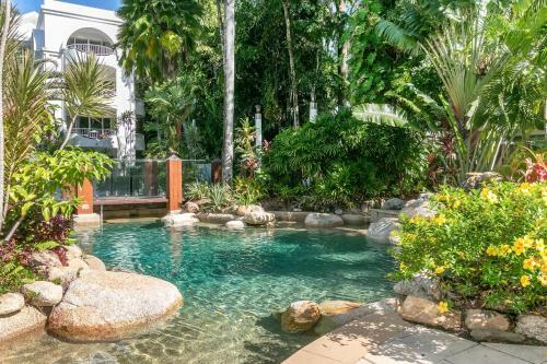 Belle Escapes - Poolside Apartment Alamanda Beachfront Resort "77"