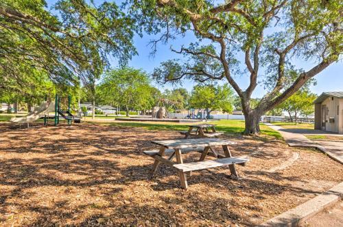 Fort Walton Coastal Retreat With Yard Walk To Beach