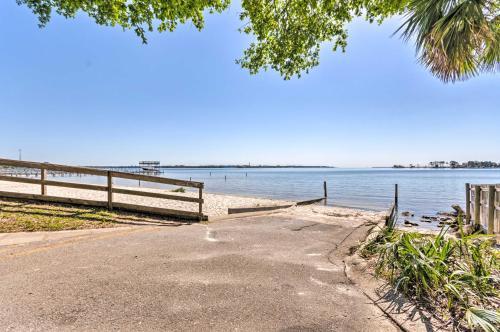 Fort Walton Coastal Retreat With Yard Walk To Beach