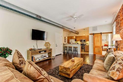 Jbh 115 W 2nd Apt #2