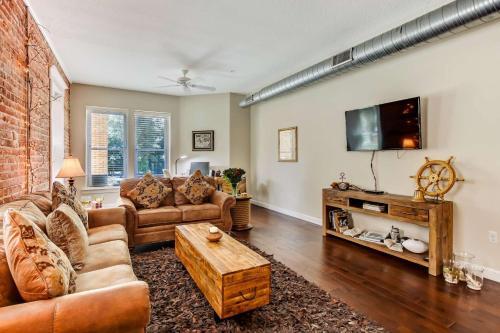 Jbh 115 W 2nd Apt #2