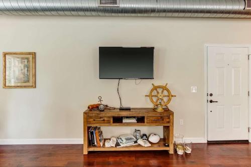 Jbh 115 W 2nd Apt #2