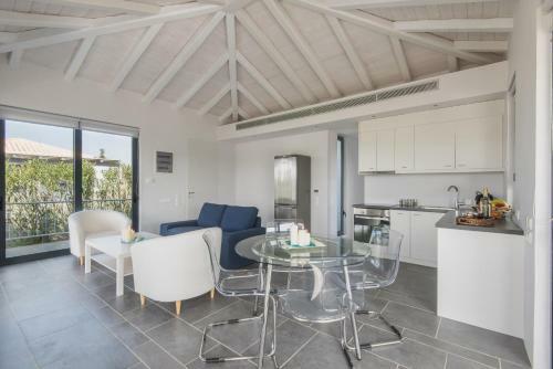 Minimal Sea View Maisonette