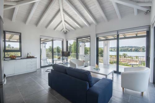 Minimal Sea View Maisonette