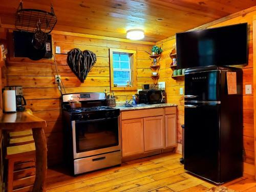 Lil' Log At Hearthstone Cabins And Camping - Pet Friendly
