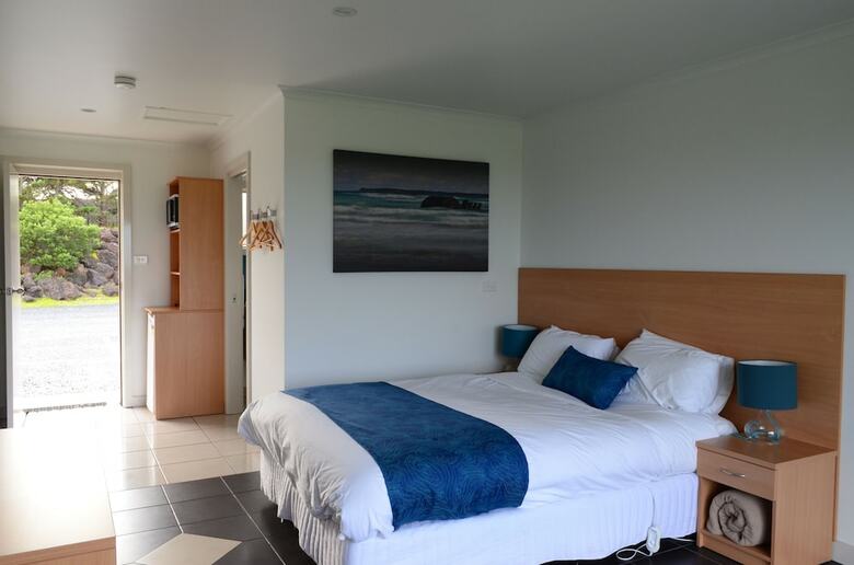 Island Breeze Motel