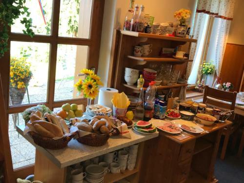 Hostal Pension A Restaurant Karol�na