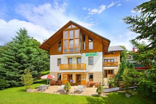 Hostal Pension A Restaurant Karol�na