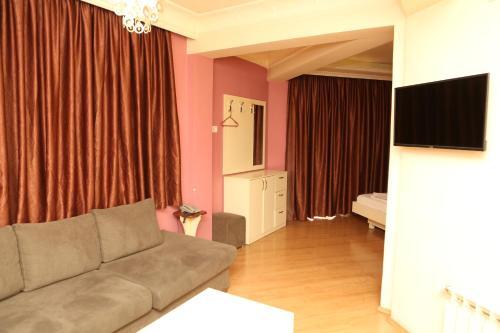 Hotel Autostrada (highway)