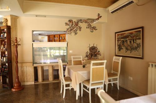 Hotel Autostrada (highway)
