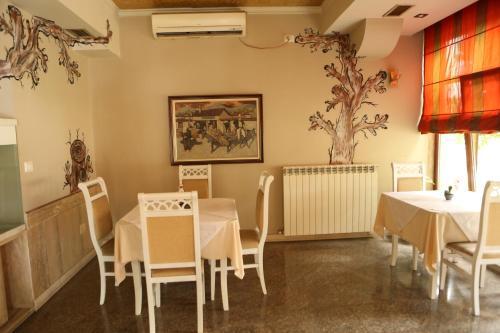 Hotel Autostrada (highway)