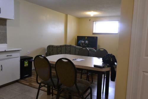 Apartamento Entire 2-bedroom Basement Suite With Kitchen