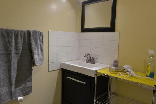 Apartamento Entire 2-bedroom Basement Suite With Kitchen