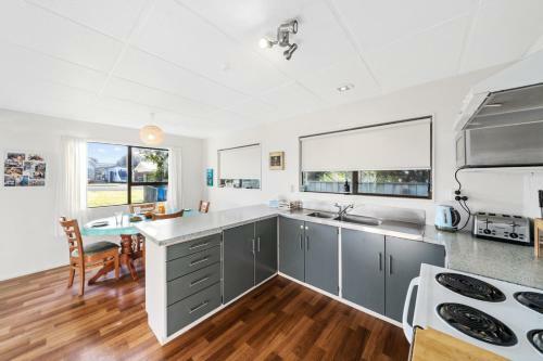 Babbacombe Bach - Otaki Beach Holiday Home