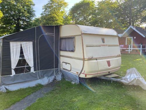 Lille Campingvogn Med Fortelt
