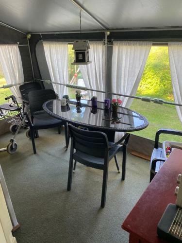 Lille Campingvogn Med Fortelt