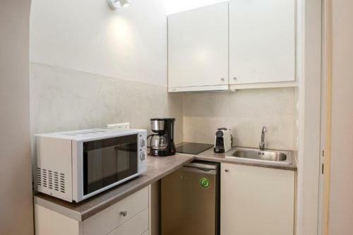 Nostalgia Apartment In Anavyssos Overlooking