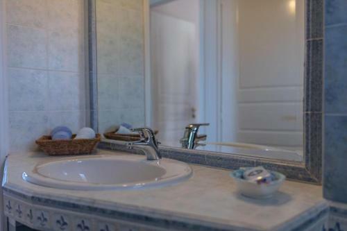 Nostalgia Apartment In Anavyssos Overlooking