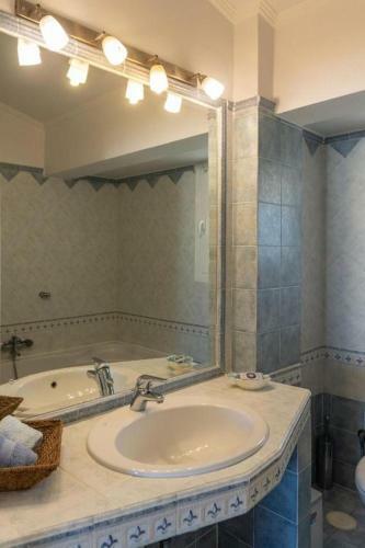 Nostalgia Apartment In Anavyssos Overlooking