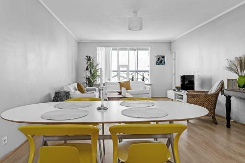 Charming, 2 Bedroom Seaside Apartment