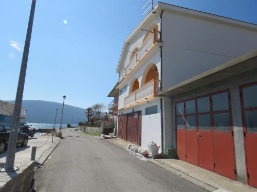 Apartments Lakoni?