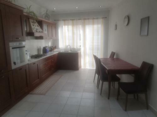 Lovely 3 Bedroom Apartment With Fireplace