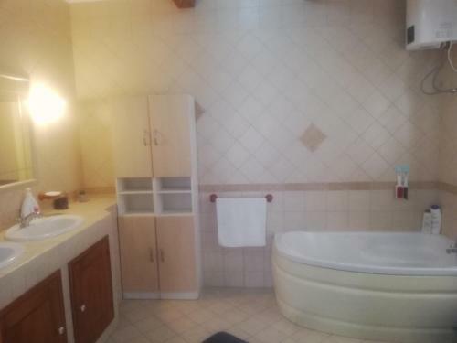 Lovely 3 Bedroom Apartment With Fireplace