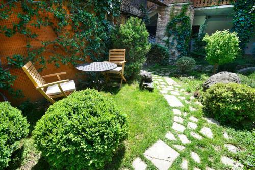Hostal The Zodiac Garden Hotel
