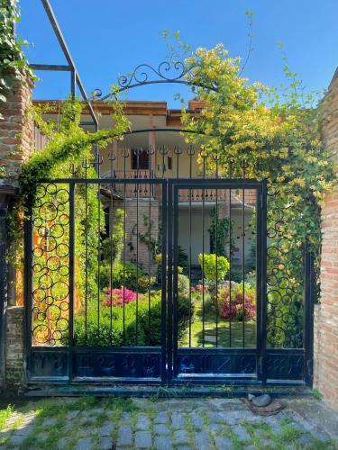 Hostal The Zodiac Garden Hotel
