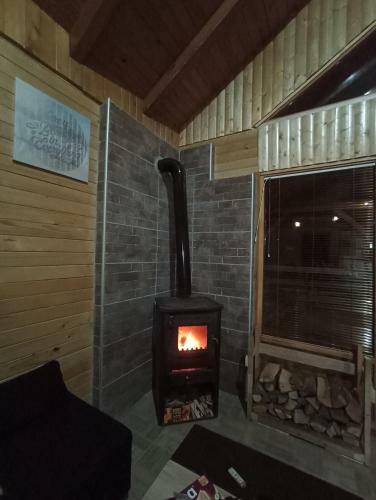Brvnara Bata / Vikendica Na Dan