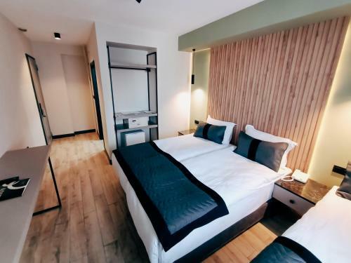 Leons Hotel