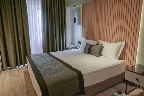 Leons Hotel