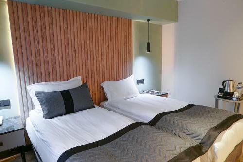 Leons Hotel
