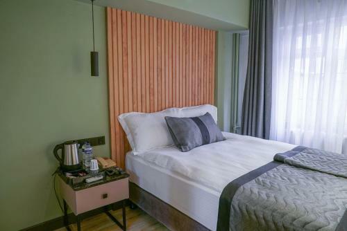 Leons Hotel