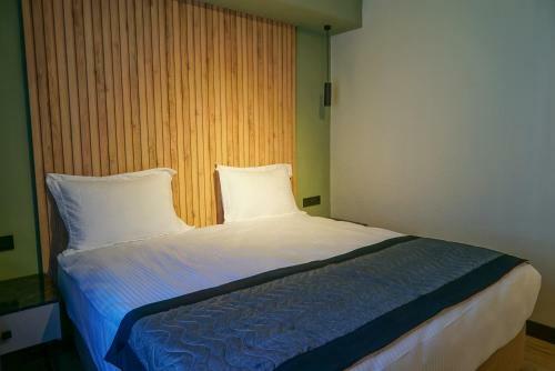 Leons Hotel