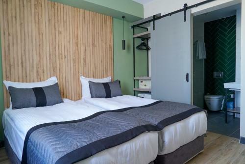 Leons Hotel