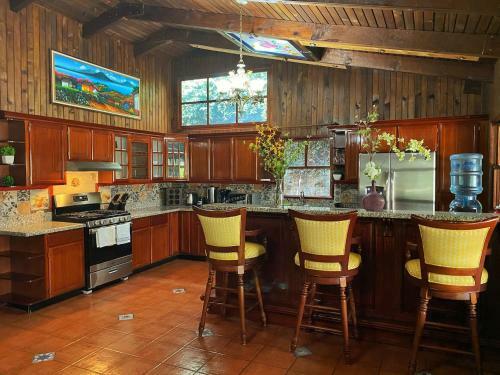 Luxury Villa / Free Parking / Garden
