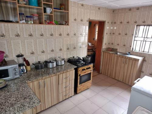 Cheerful 3bedrooms Home With Spacious Compound.