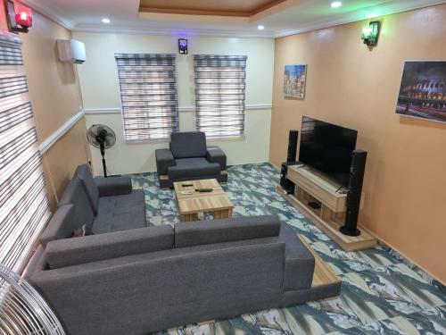 Cheerful 3bedrooms Home With Spacious Compound.