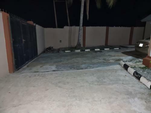 Cheerful 3bedrooms Home With Spacious Compound.