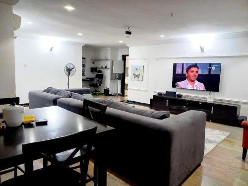 Apartamento The Blu Rose Penthouse - Secure, Serene, Serviced