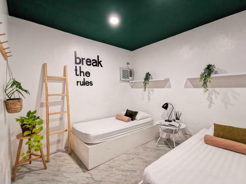 Murals Hostel And Cafe