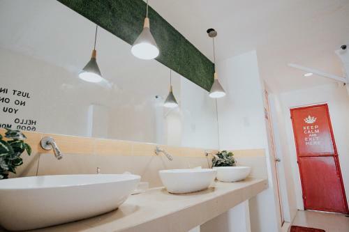 Murals Hostel And Cafe