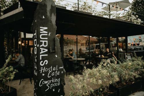 Murals Hostel And Cafe